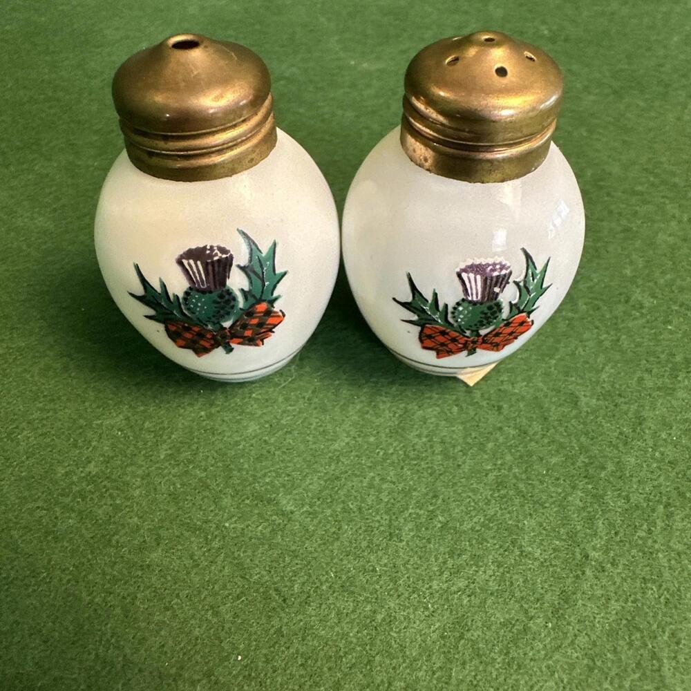VTG Ireland 60'S Christmas Holly Red Bow MILK GLASS SALT AND PEPPER SHAKERS - Picture 1 of 9